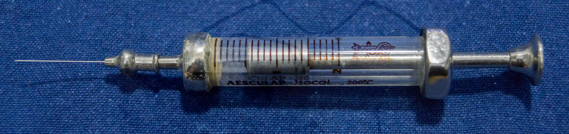 Sterilisierbare Transportbox für 2ml Glasspritzen mit Deckel, Mitte der 1960'er Jahre, Zusammengebaute Spritze